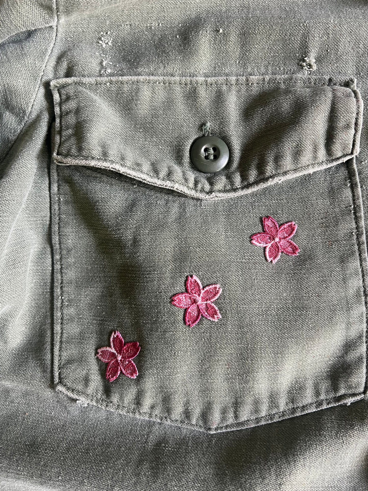 Vintage Army Shirt Jacket Worn Faded Embroidered Flower Patches