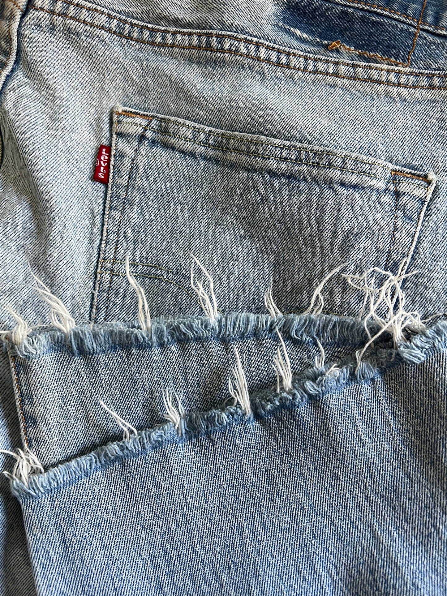 Vintage Distressed Levi’s 501 Raw Hem 38X25