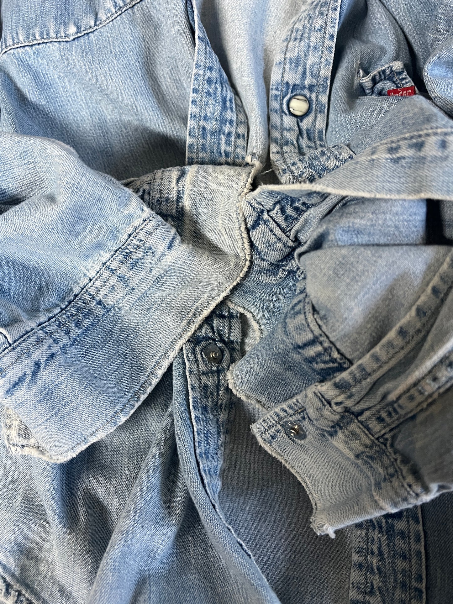 Vintage 1992 Levi’s Pearl Snap Worn to Perfection Denim Shirt L