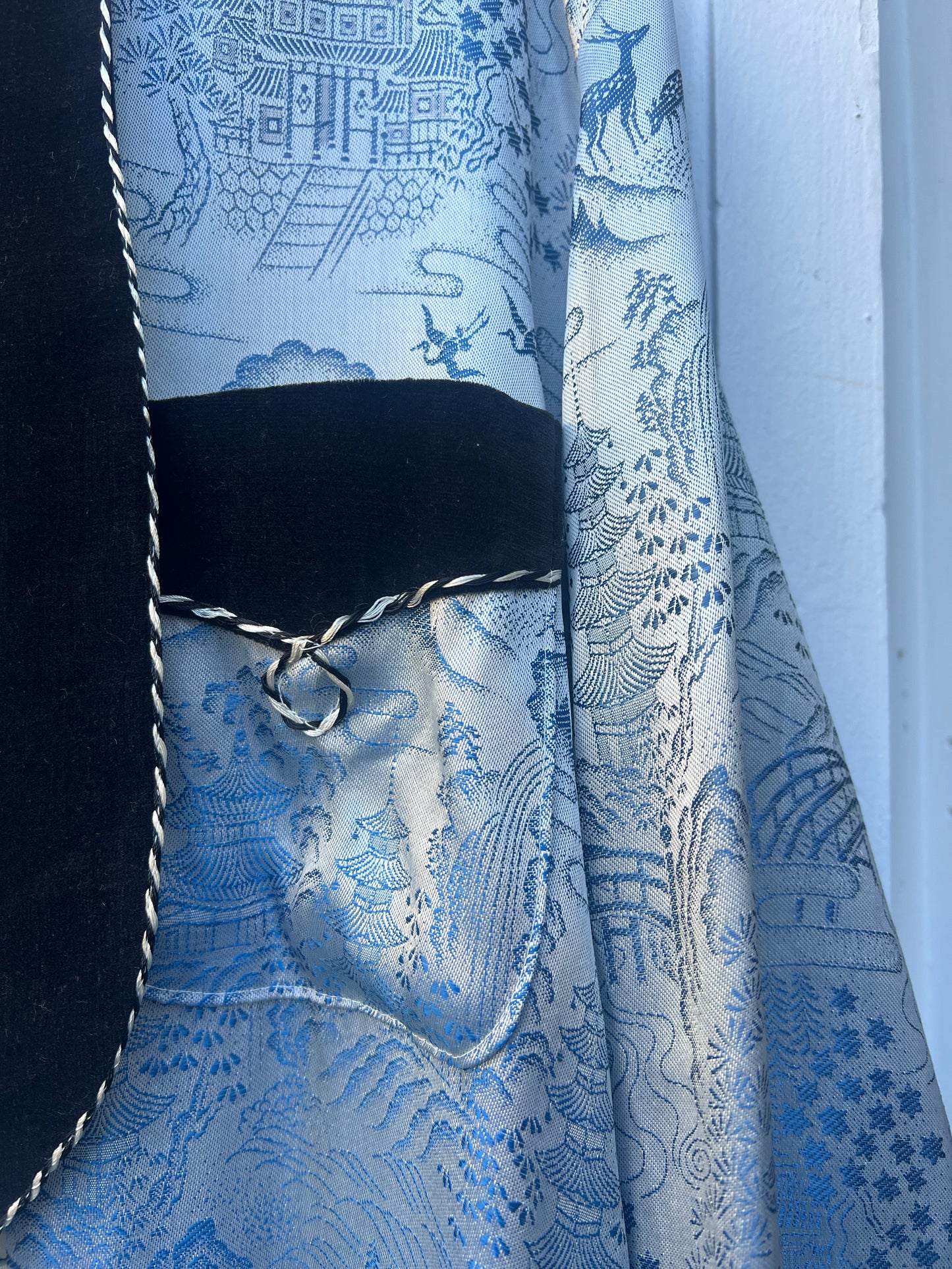 Vintage 1950’s Silk & Velvet JacquardSmoking Jacket Robe M