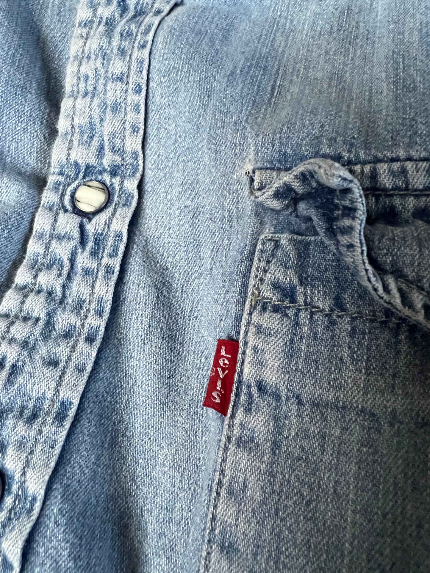 Vintage 1992 Levi’s Pearl Snap Worn to Perfection Denim Shirt L