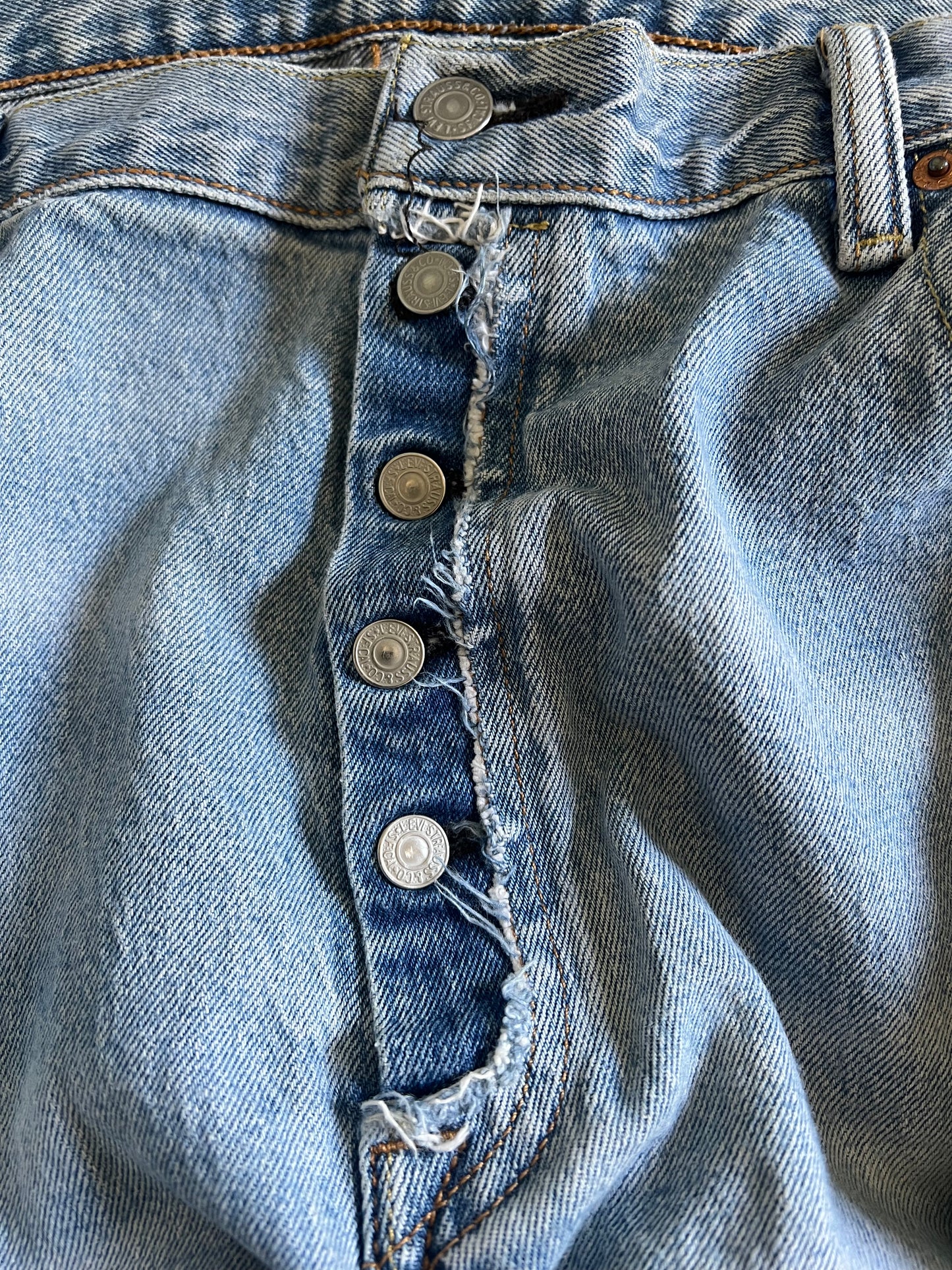 Vintage Distressed Levi’s 501 Raw Hem 38X25